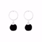 Pompom oorhangers zwart