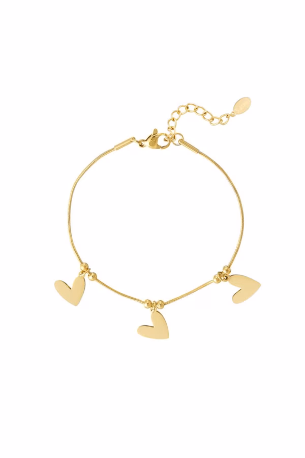 Glad armbandje gold plated met drie hartjes bedels