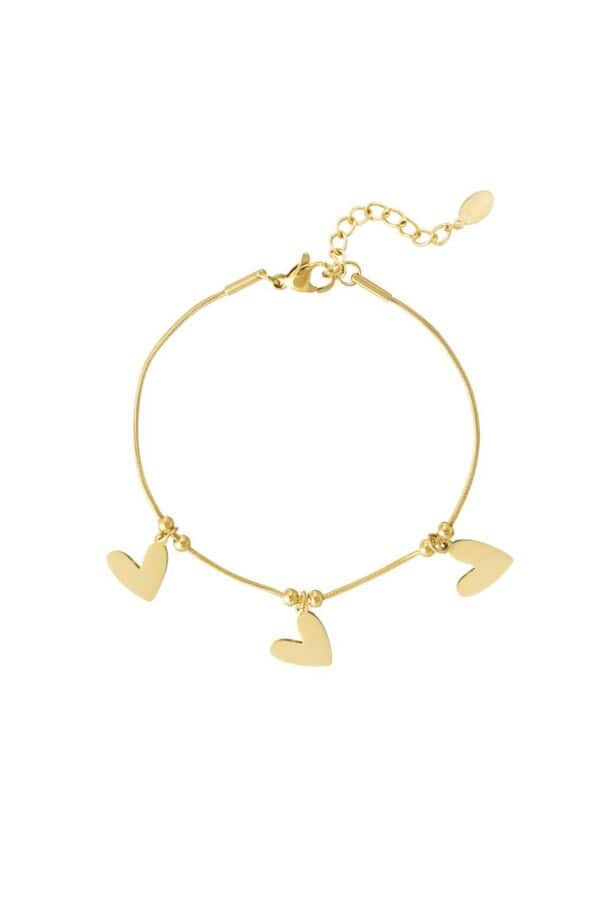 Glad armbandje gold plated met drie hartjes bedels