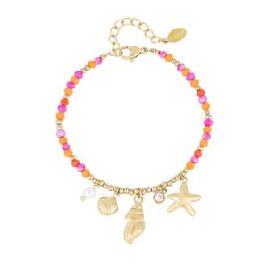 Armbandje met roze en oranje kraaltjes en gold plated bedels