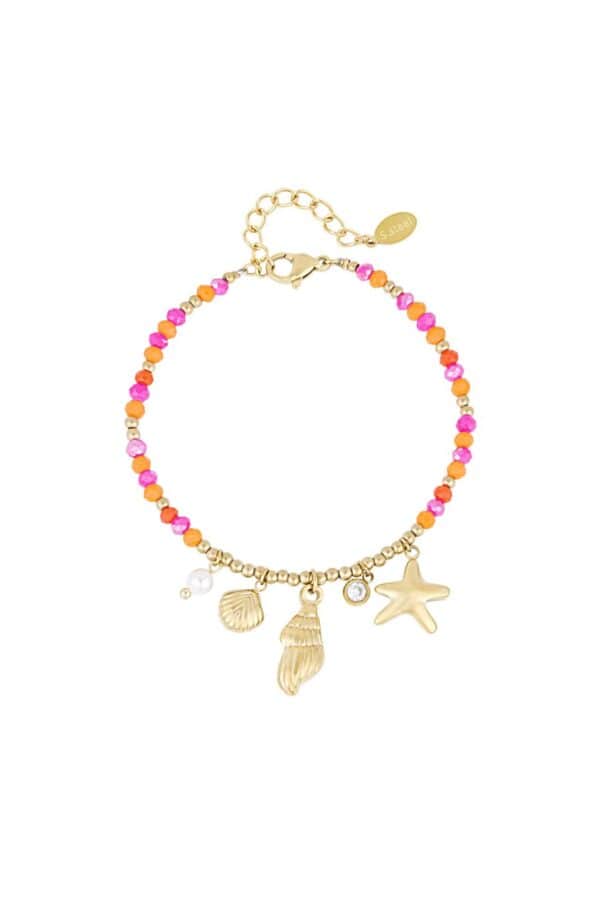 Armbandje met roze en oranje kraaltjes en gold plated bedels